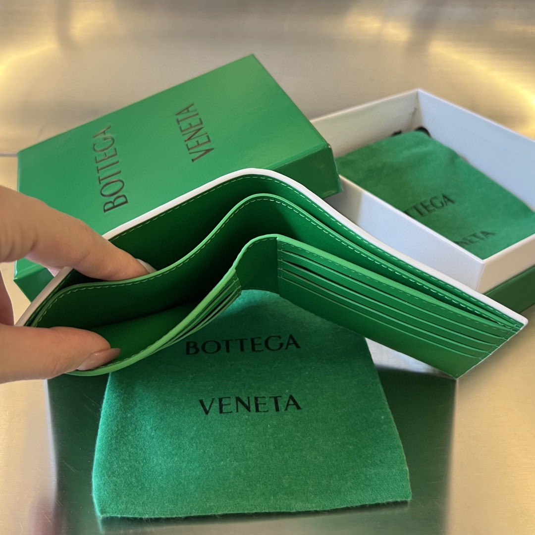 bo*te*ga Ve*ne*ta intrecciato bi-fold wallet