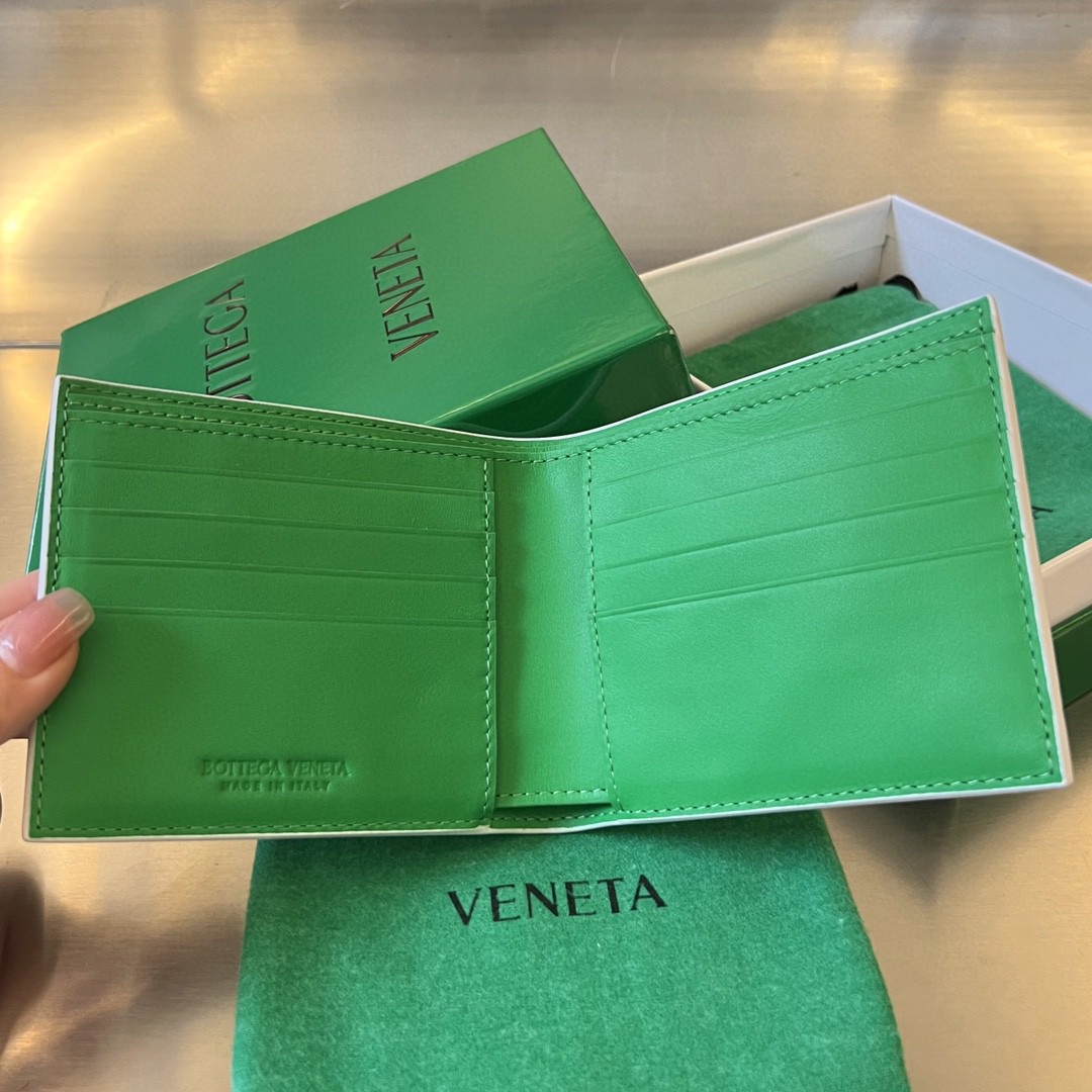 bo*te*ga Ve*ne*ta intrecciato bi-fold wallet