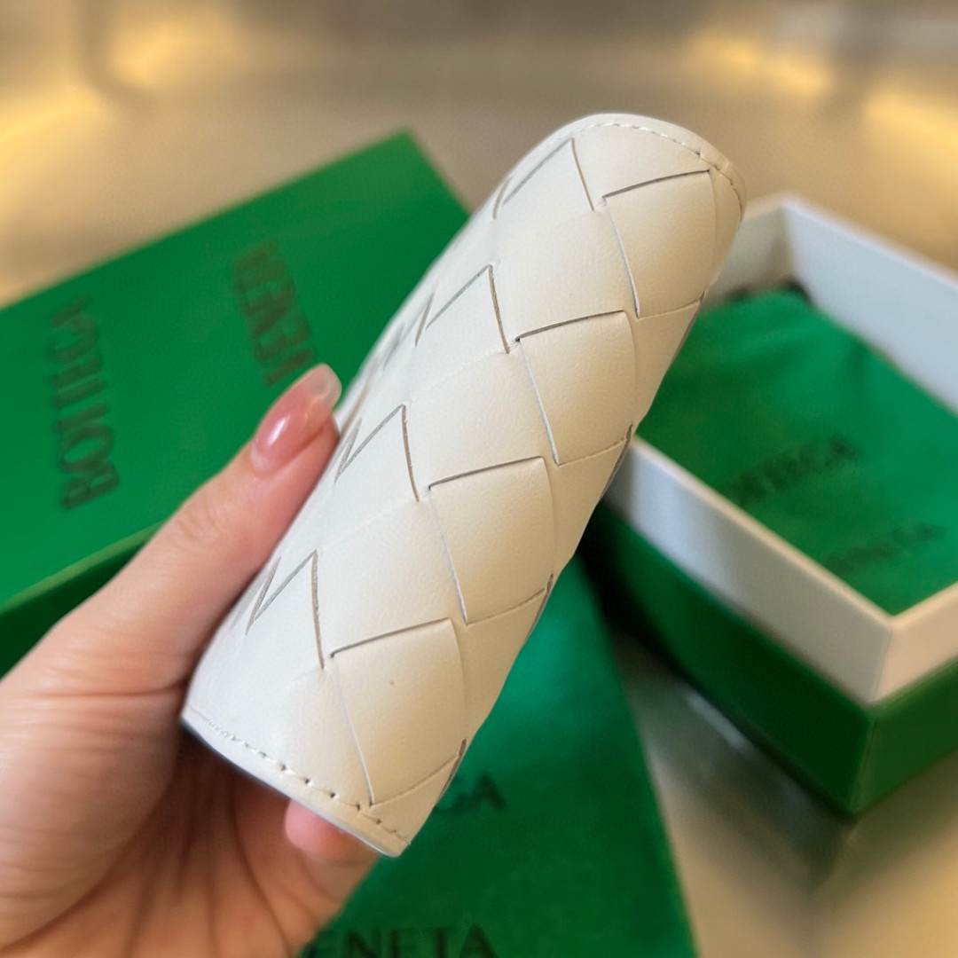 bo*te*ga Ve*ne*ta intrecciato bi-fold wallet