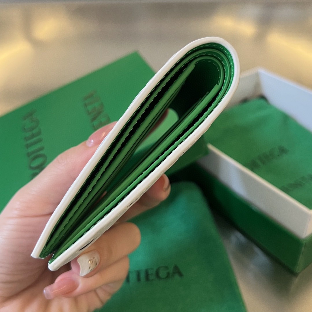 bo*te*ga Ve*ne*ta intrecciato bi-fold wallet