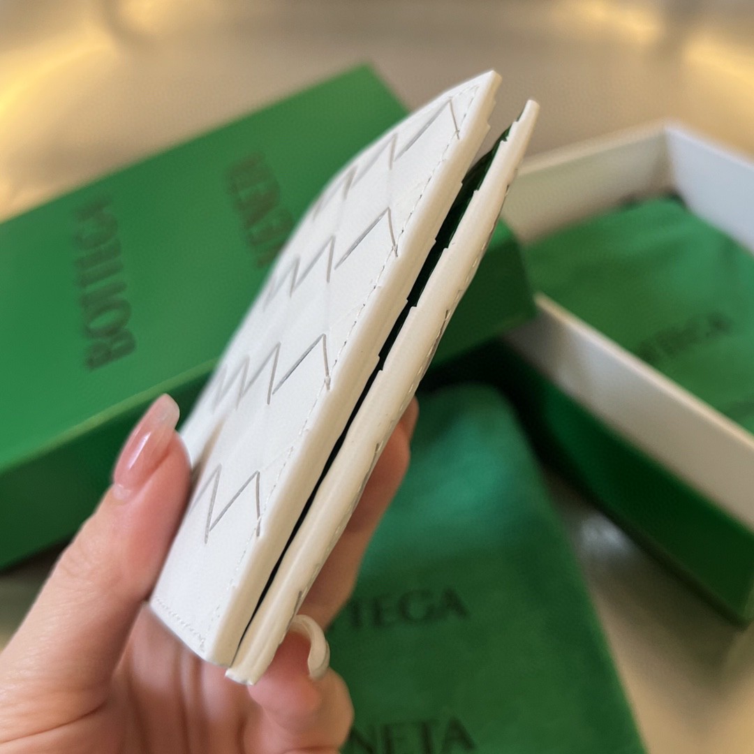 bo*te*ga Ve*ne*ta intrecciato bi-fold wallet