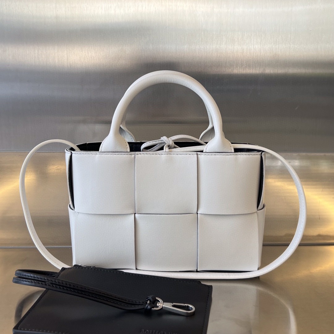 bo*te*ga Ve*ne*ta bv candy arco tote bag