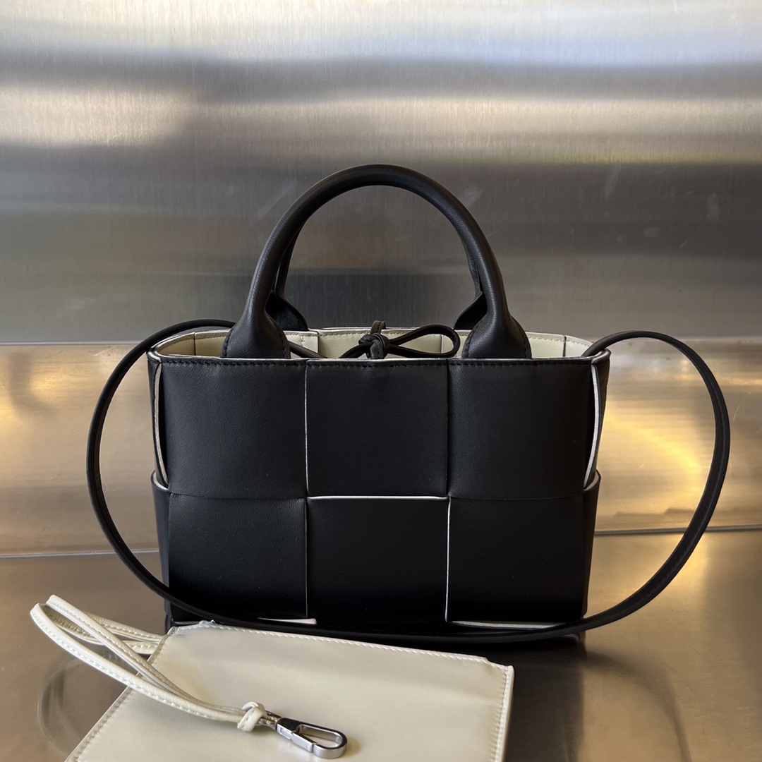 bo*te*ga Ve*ne*ta bv candy arco tote bag