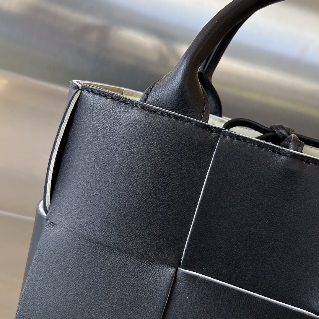bo*te*ga Ve*ne*ta bv candy arco tote bag