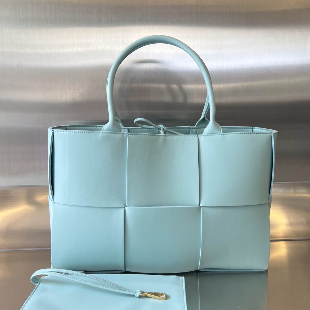 bo*te*ga Ve*ne*ta bv medium arco tote bag