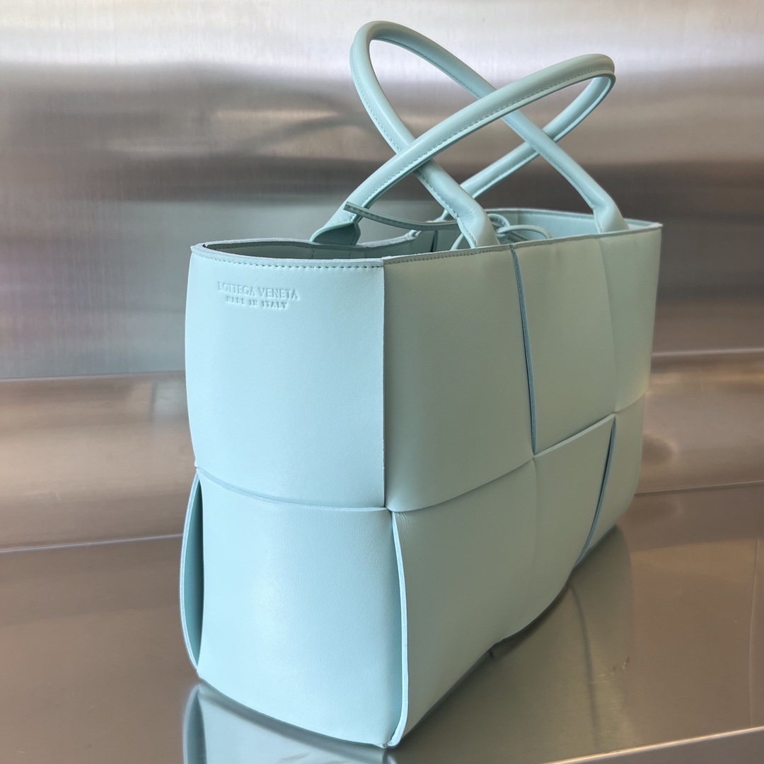bo*te*ga Ve*ne*ta bv medium arco tote bag