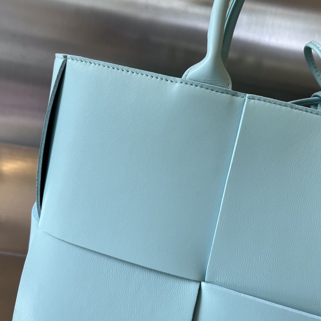 bo*te*ga Ve*ne*ta bv medium arco tote bag