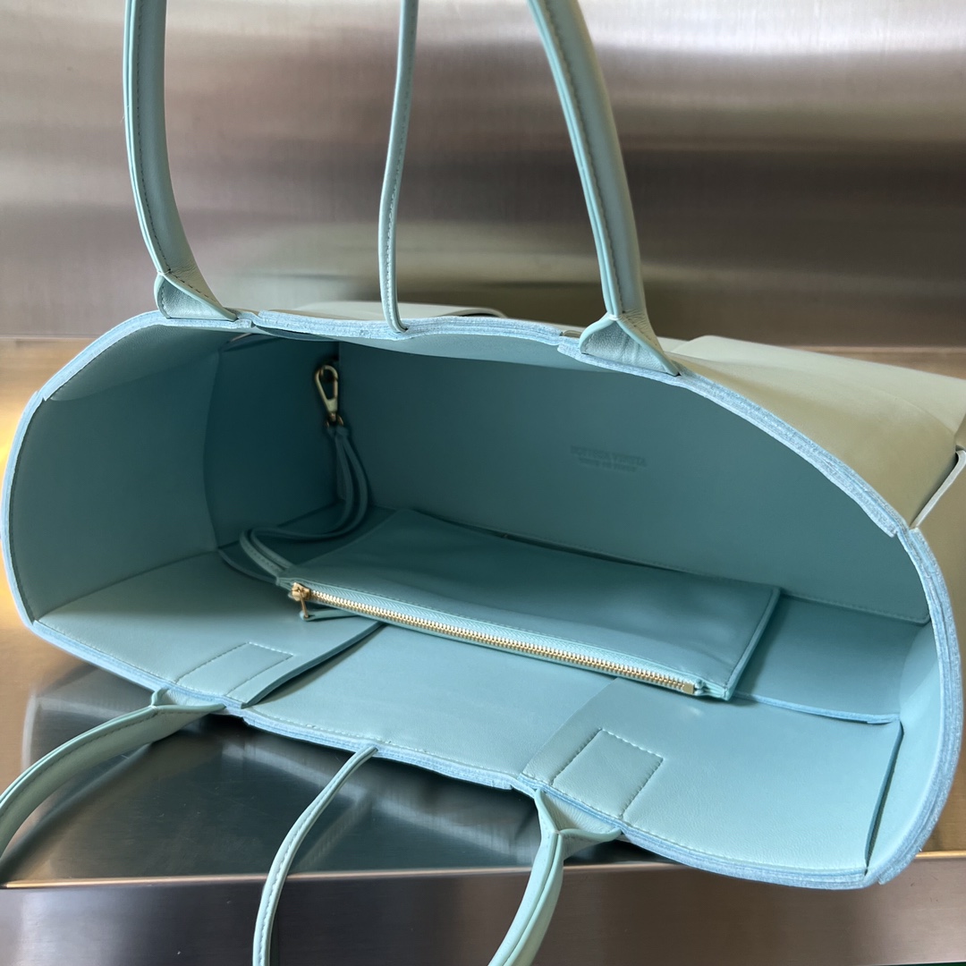 bo*te*ga Ve*ne*ta bv medium arco tote bag
