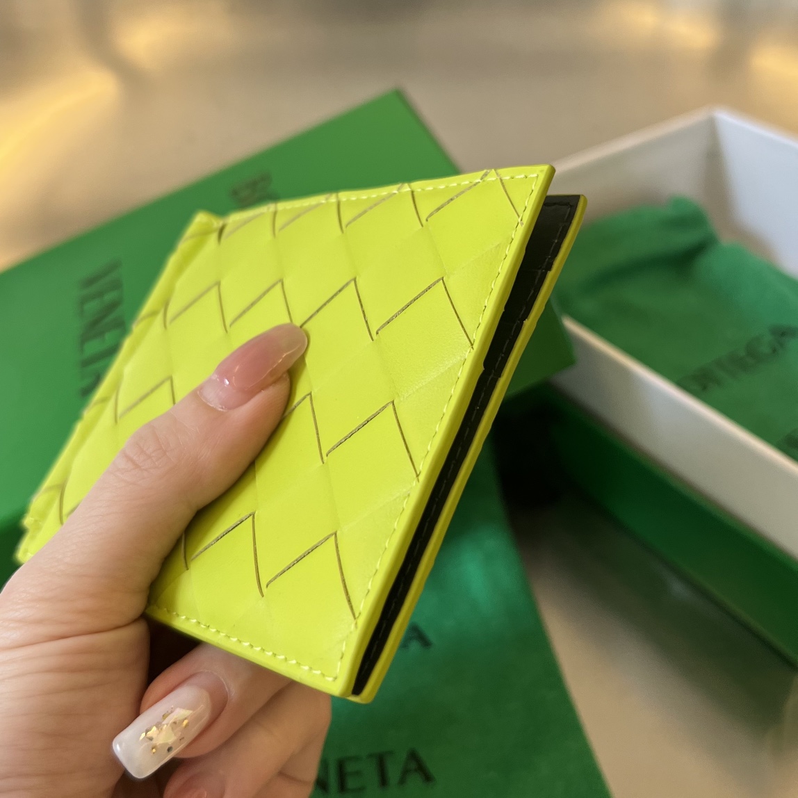 bo*te*ga Ve*ne*ta bv intrecciato bill clip wallet