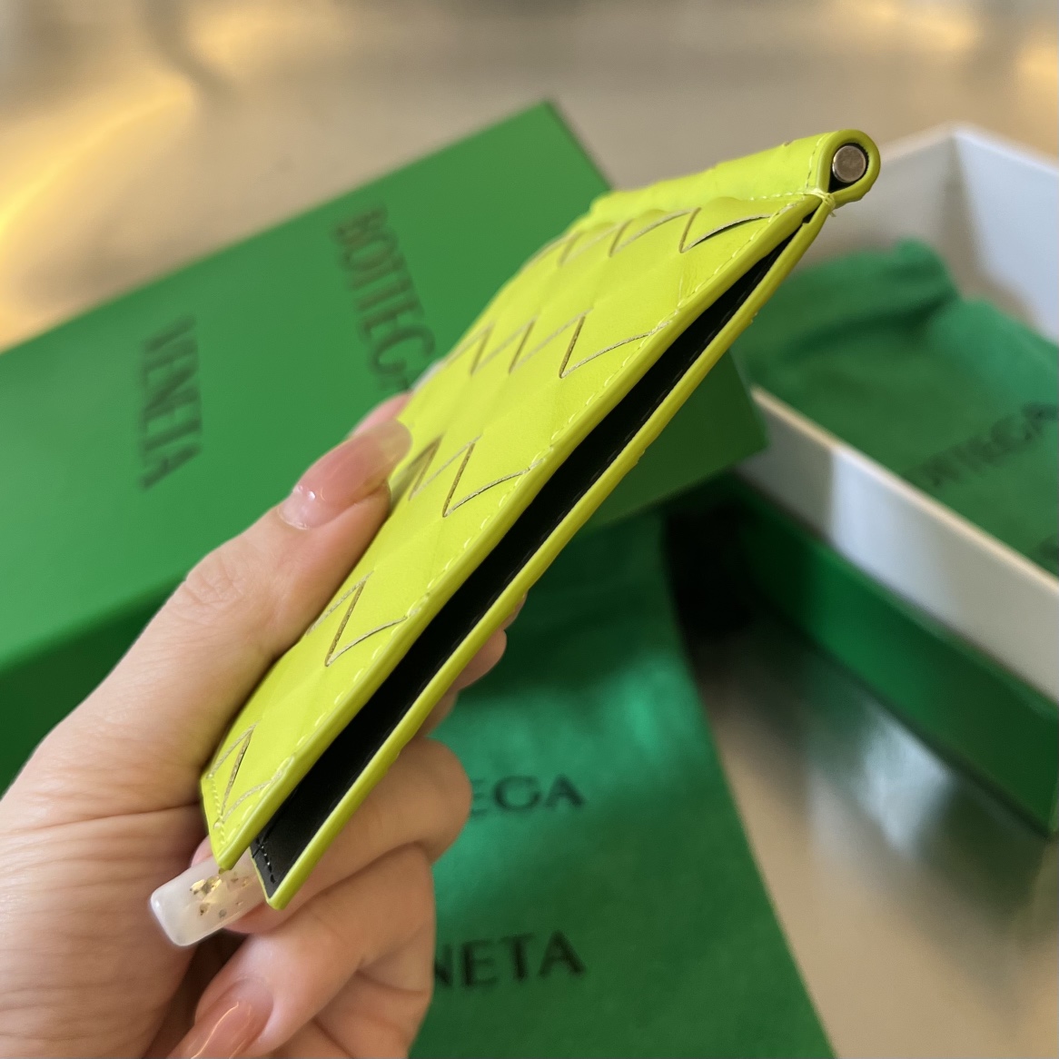 bo*te*ga Ve*ne*ta bv intrecciato bill clip wallet
