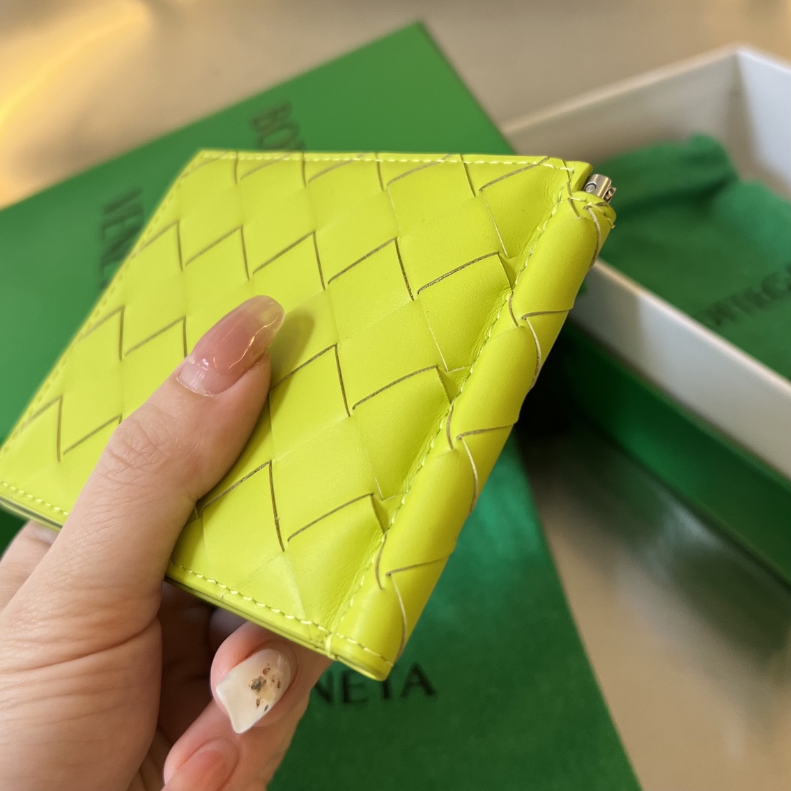 bo*te*ga Ve*ne*ta bv intrecciato bill clip wallet