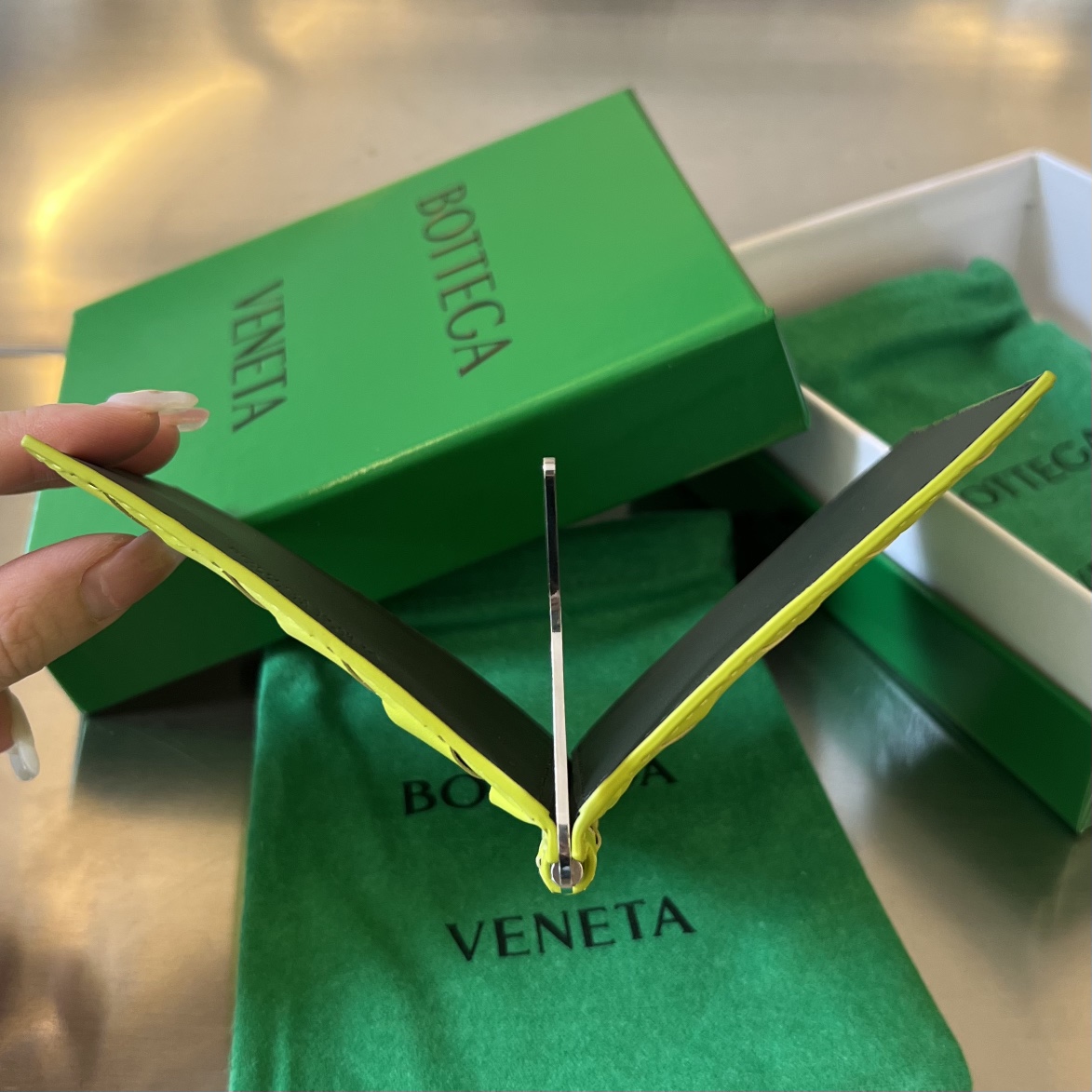 bo*te*ga Ve*ne*ta bv intrecciato bill clip wallet