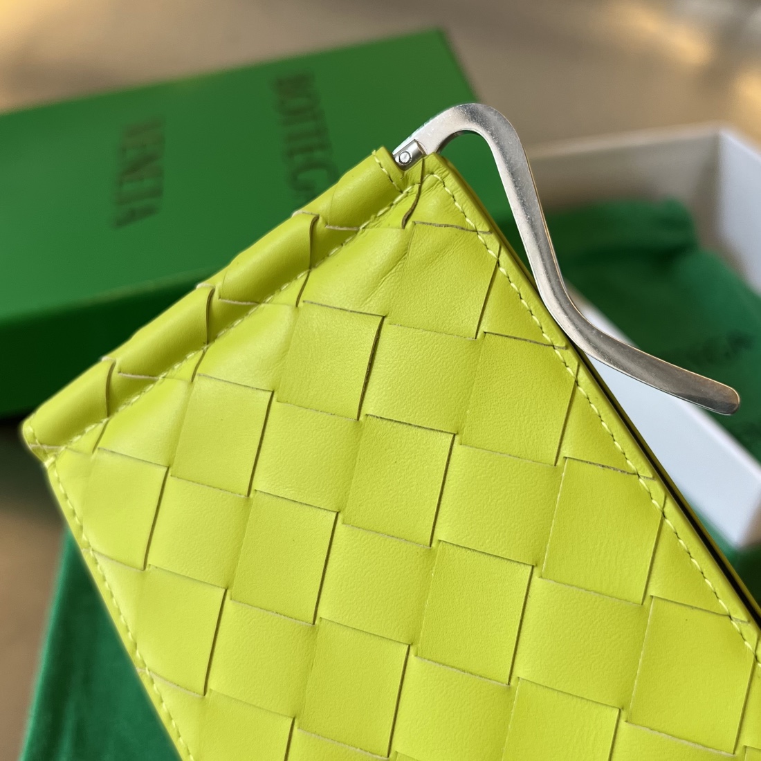 bo*te*ga Ve*ne*ta bv intrecciato bill clip wallet