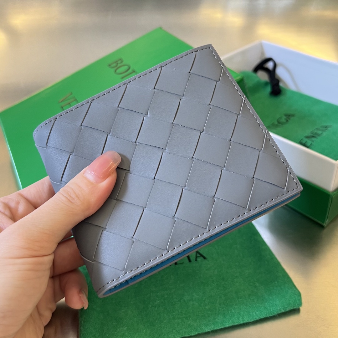 bo*te*ga Ve*ne*ta intrecciato bi-fold wallet