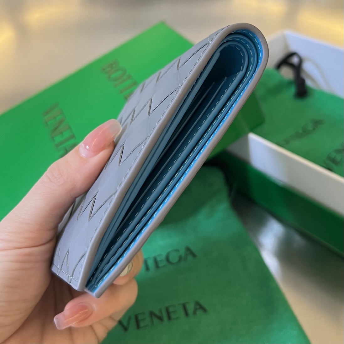 bo*te*ga Ve*ne*ta intrecciato bi-fold wallet