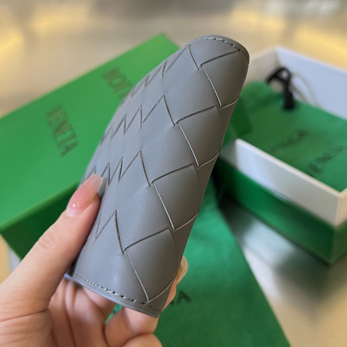 bo*te*ga Ve*ne*ta intrecciato bi-fold wallet