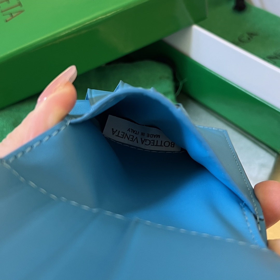 bo*te*ga Ve*ne*ta intrecciato bi-fold wallet