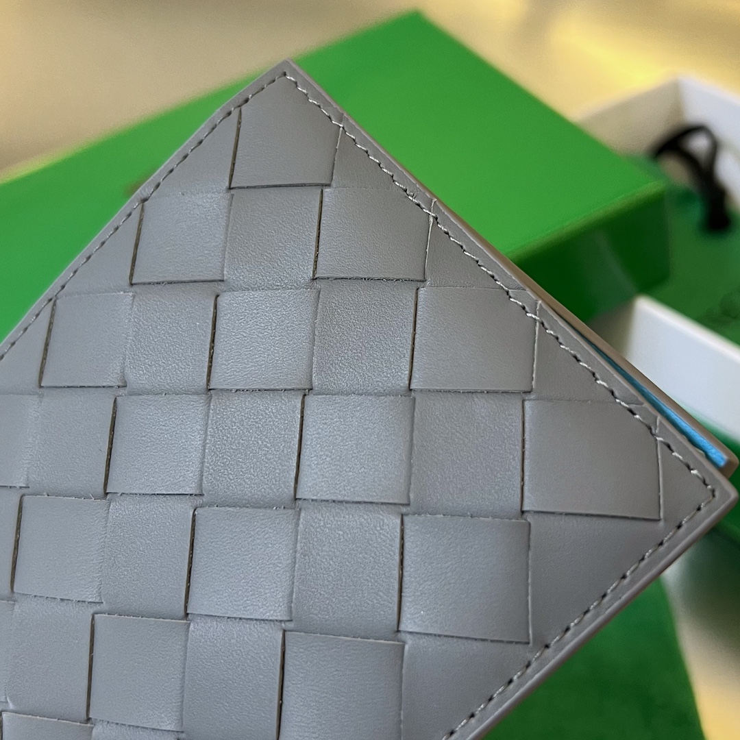 bo*te*ga Ve*ne*ta intrecciato bi-fold wallet
