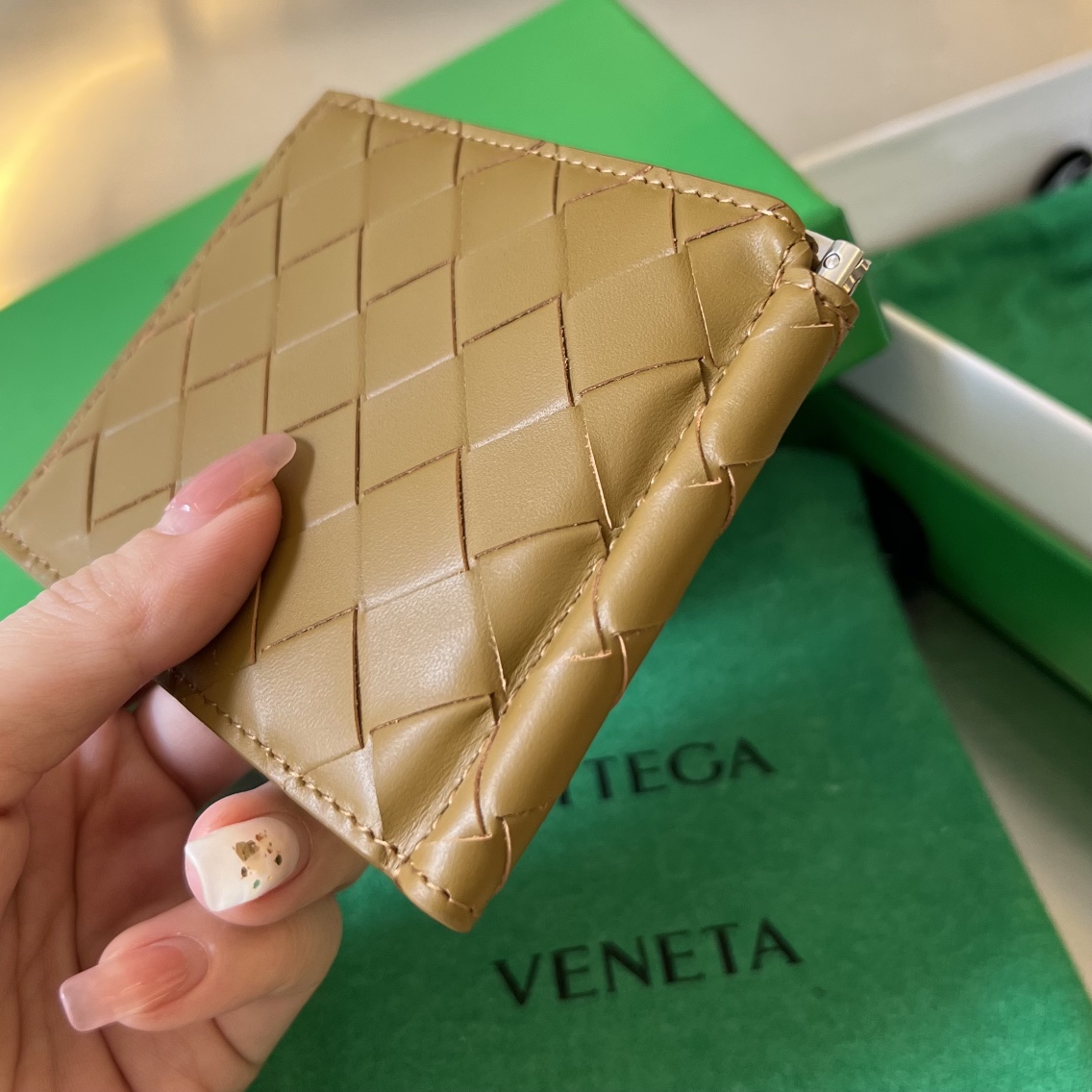 bo*te*ga Ve*ne*ta bv intrecciato bill clip wallet