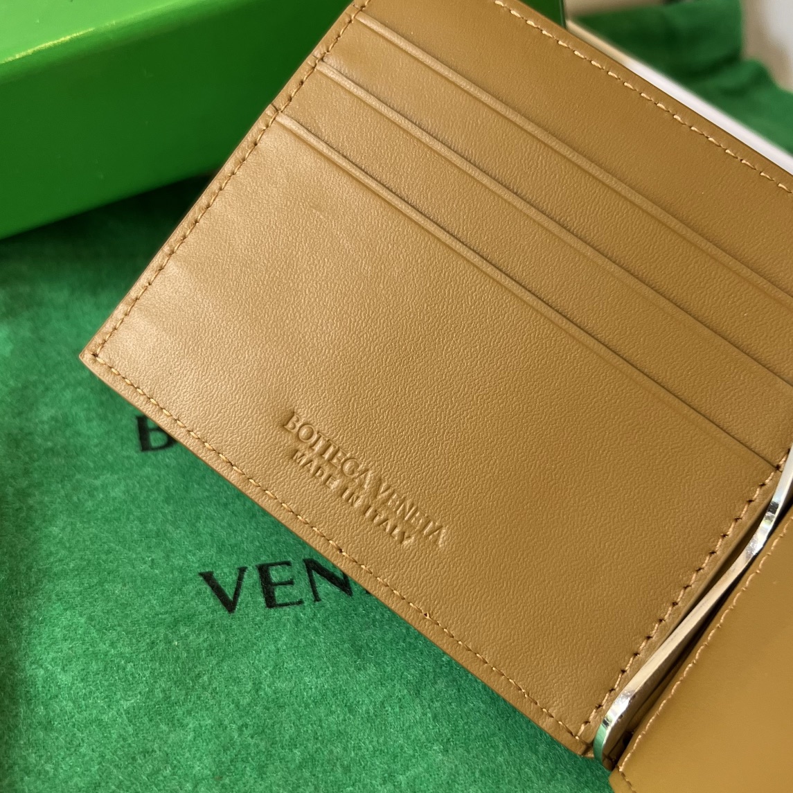 bo*te*ga Ve*ne*ta bv intrecciato bill clip wallet