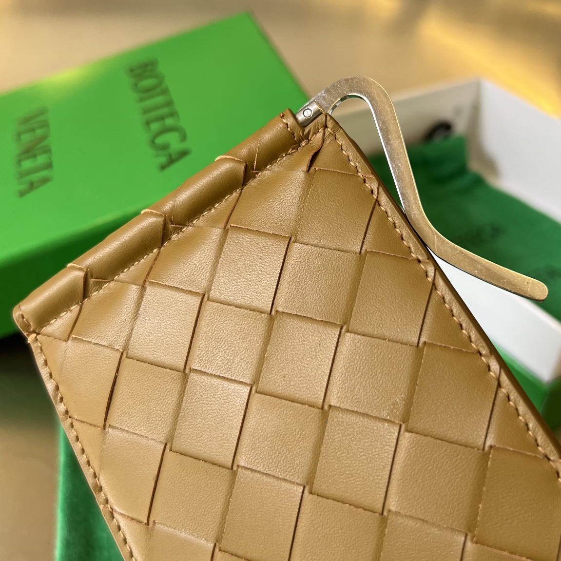 bo*te*ga Ve*ne*ta bv intrecciato bill clip wallet