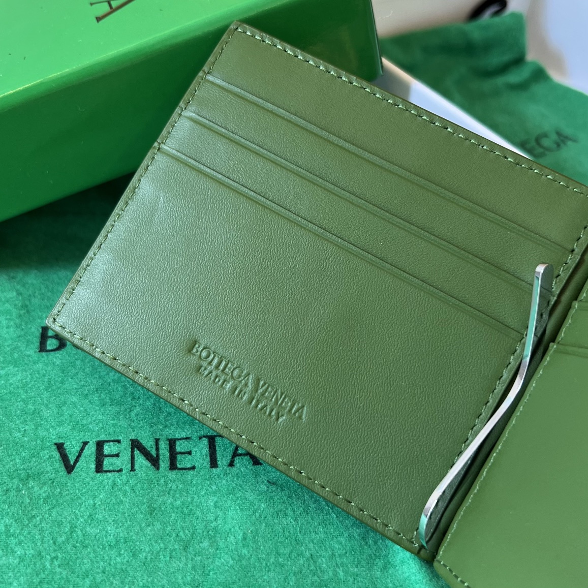bo*te*ga Ve*ne*ta bv intrecciato bill clip wallet