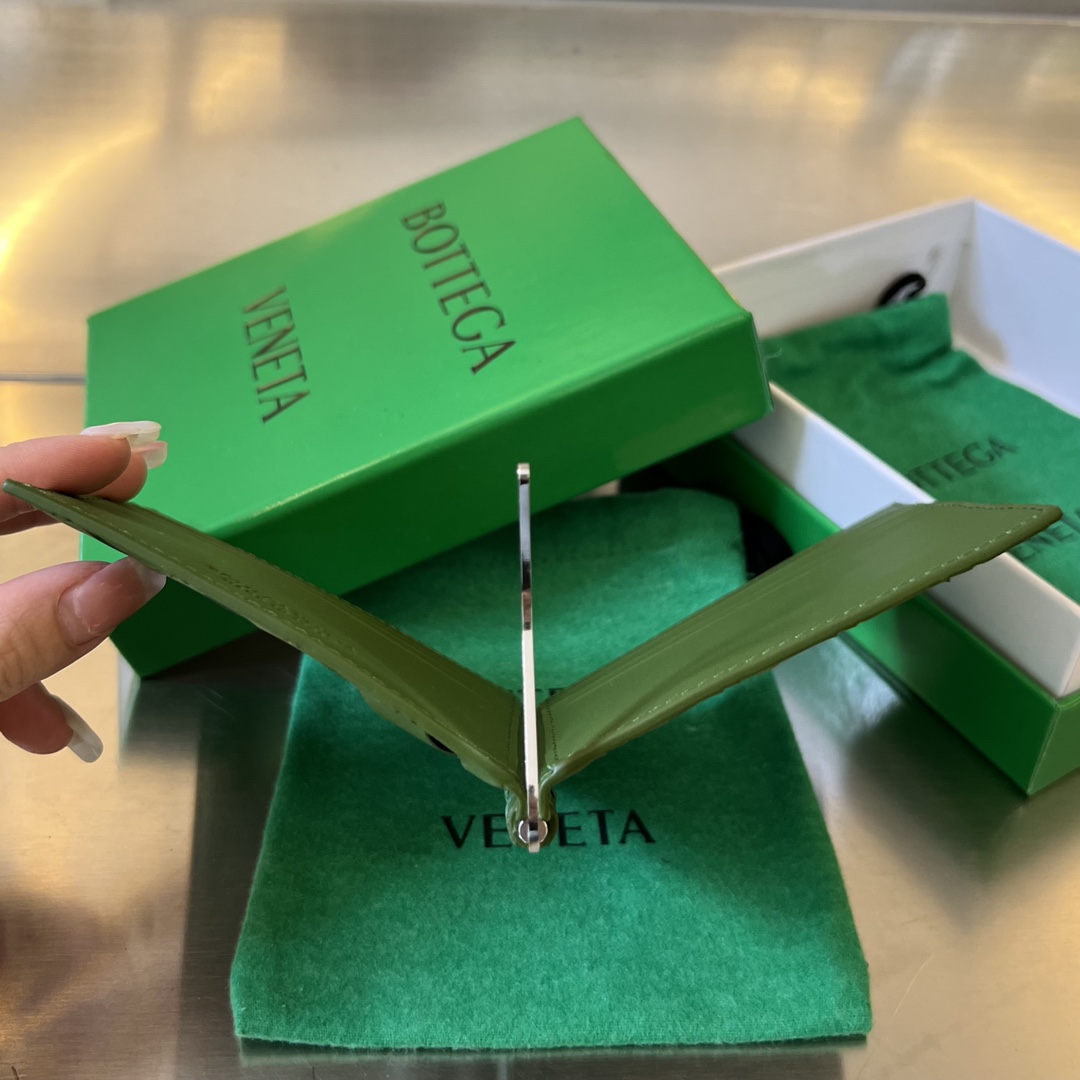 bo*te*ga Ve*ne*ta bv intrecciato bill clip wallet