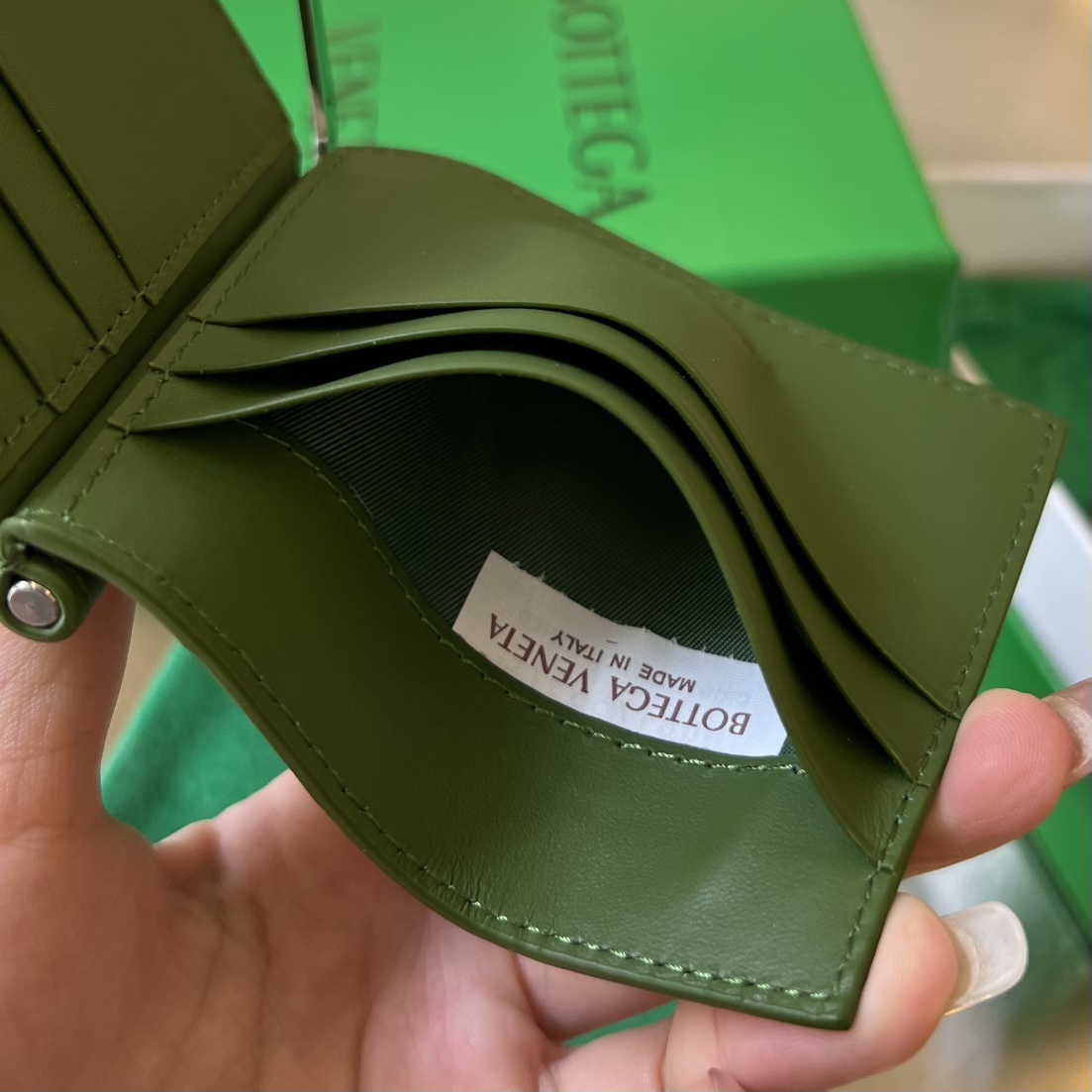 bo*te*ga Ve*ne*ta bv intrecciato bill clip wallet