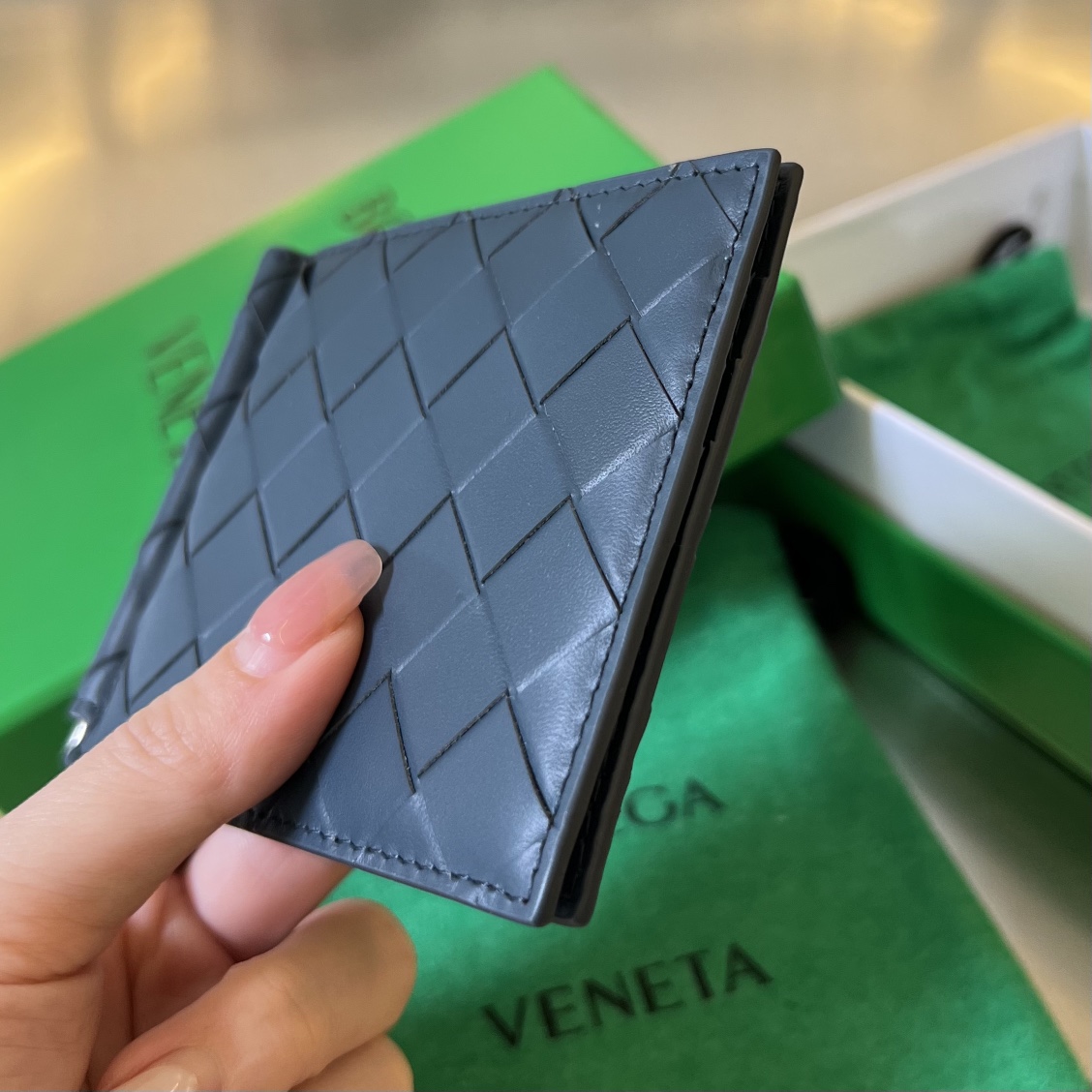 bo*te*ga Ve*ne*ta bv intrecciato bill clip wallet