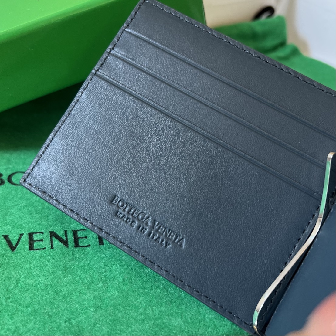 bo*te*ga Ve*ne*ta bv intrecciato bill clip wallet
