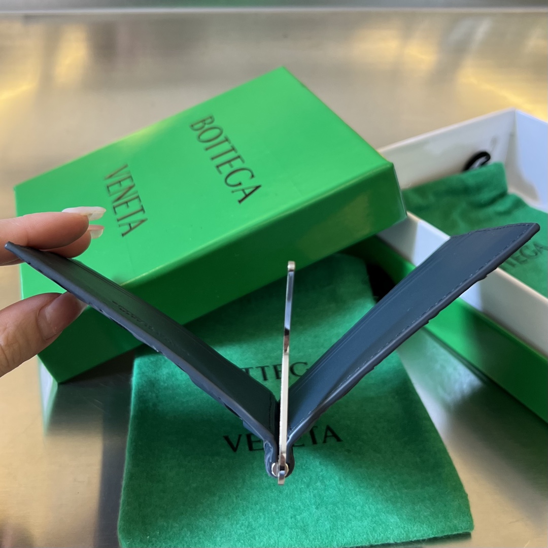 bo*te*ga Ve*ne*ta bv intrecciato bill clip wallet