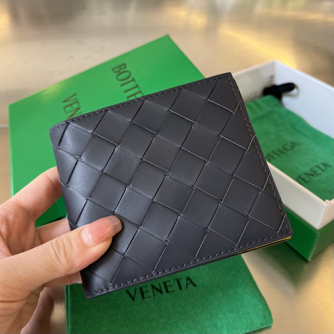 bo*te*ga Ve*ne*ta intrecciato bi-fold wallet
