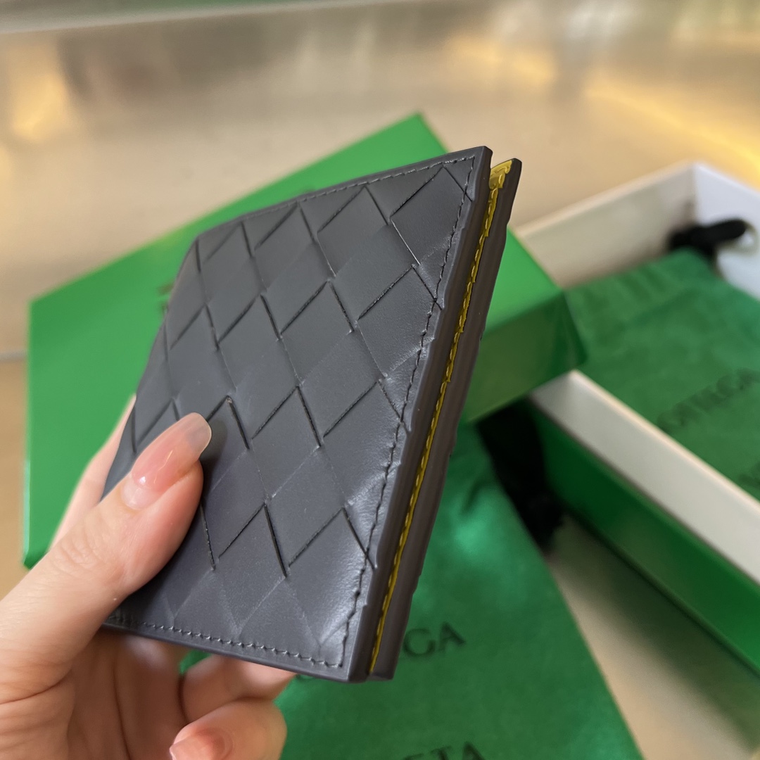 bo*te*ga Ve*ne*ta intrecciato bi-fold wallet