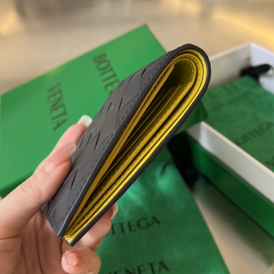 bo*te*ga Ve*ne*ta intrecciato bi-fold wallet