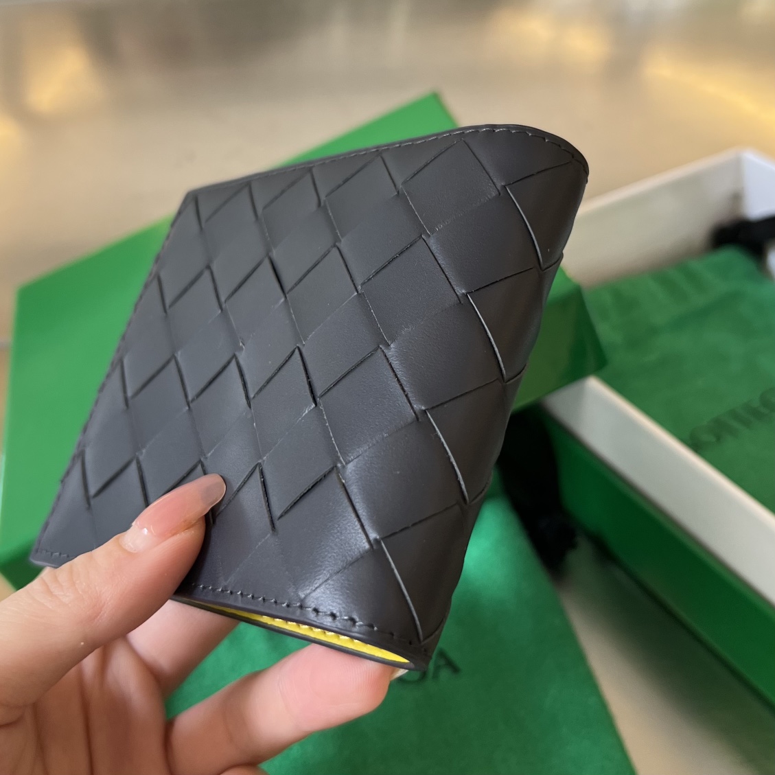 bo*te*ga Ve*ne*ta intrecciato bi-fold wallet