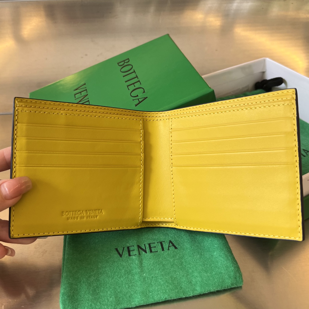 bo*te*ga Ve*ne*ta intrecciato bi-fold wallet