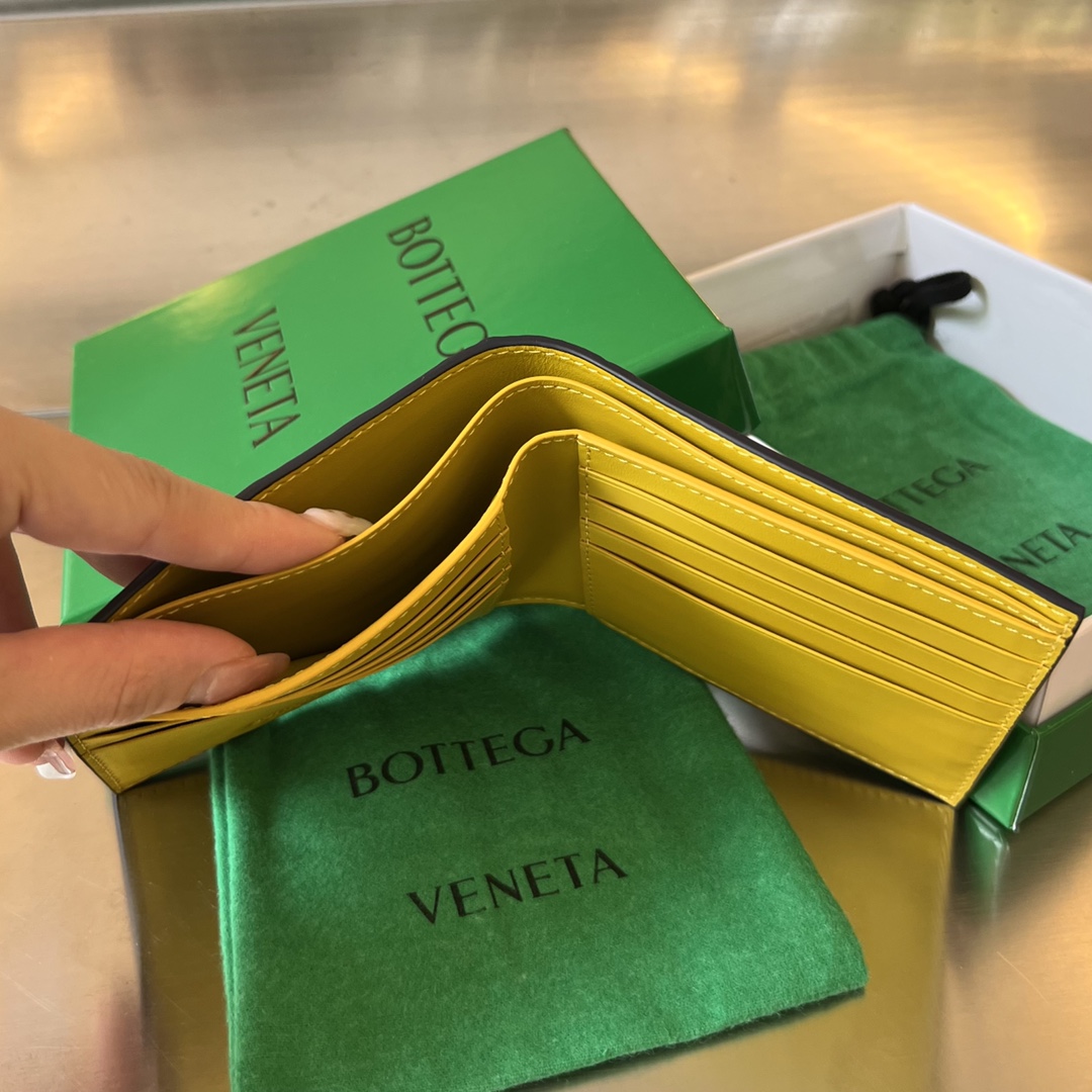 bo*te*ga Ve*ne*ta intrecciato bi-fold wallet