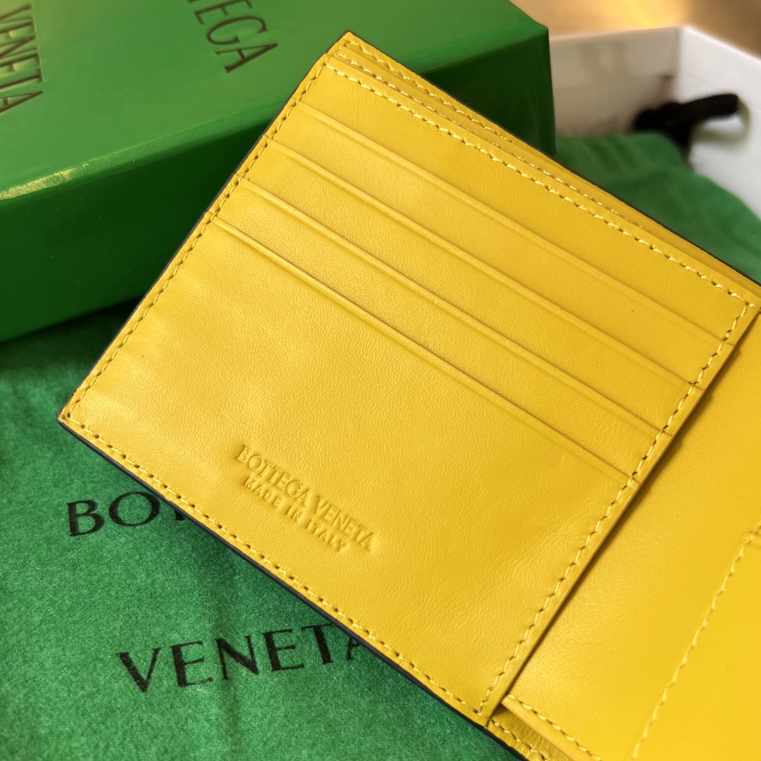 bo*te*ga Ve*ne*ta intrecciato bi-fold wallet