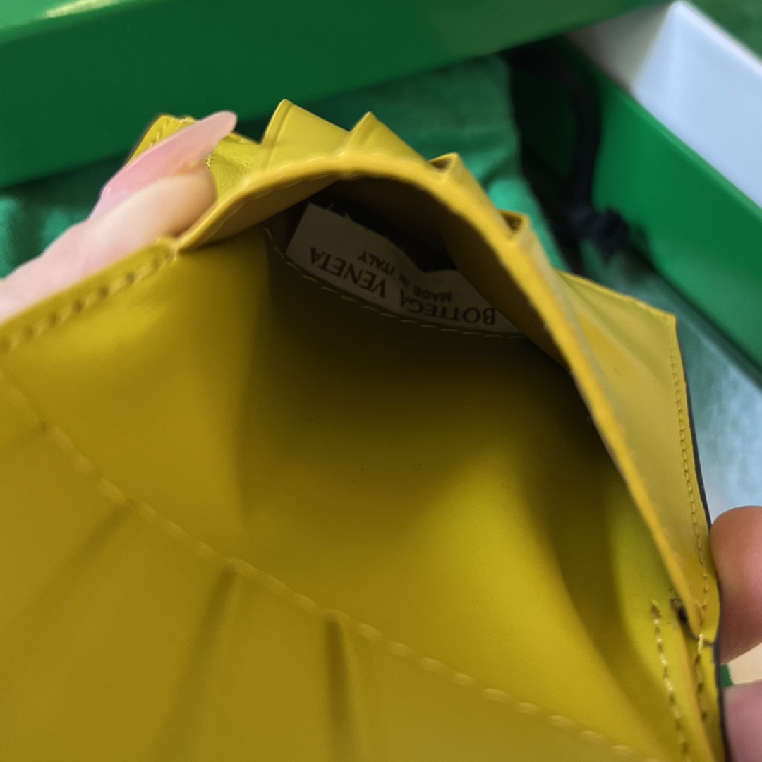 bo*te*ga Ve*ne*ta intrecciato bi-fold wallet