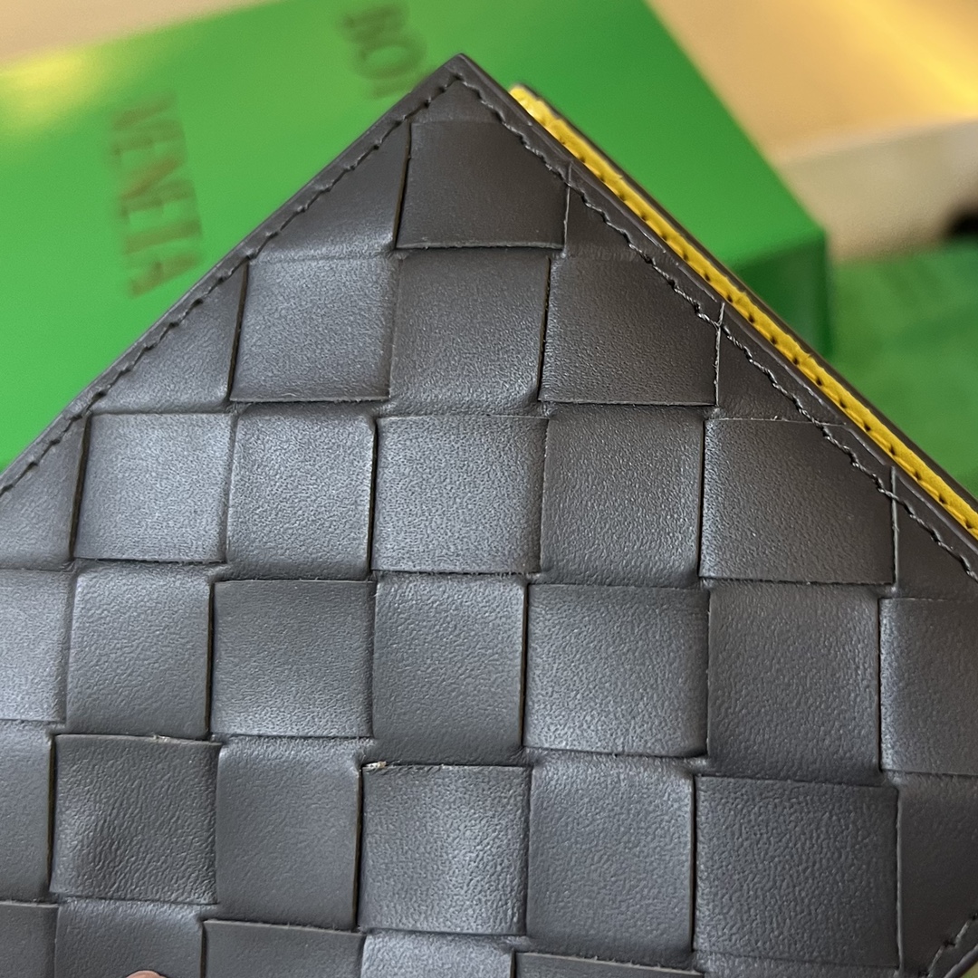 bo*te*ga Ve*ne*ta intrecciato bi-fold wallet