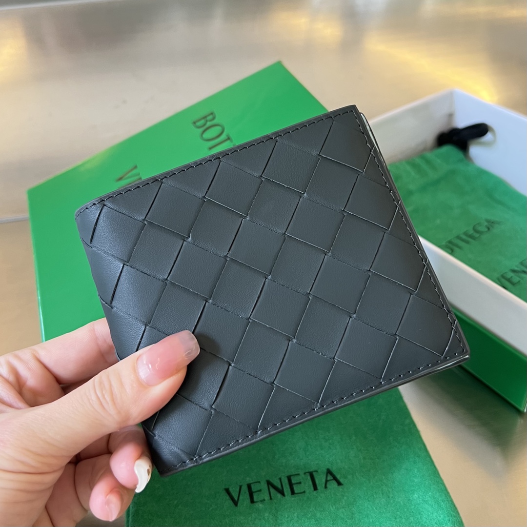 bo*te*ga Ve*ne*ta intrecciato bi-fold wallet