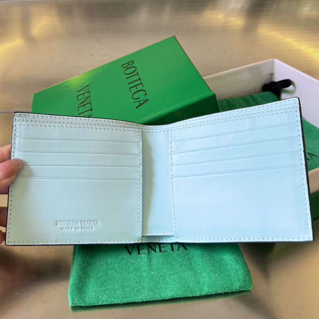 bo*te*ga Ve*ne*ta intrecciato bi-fold wallet