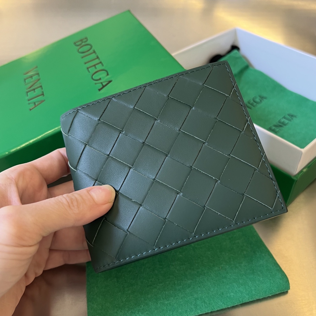 bo*te*ga Ve*ne*ta intrecciato bi-fold wallet