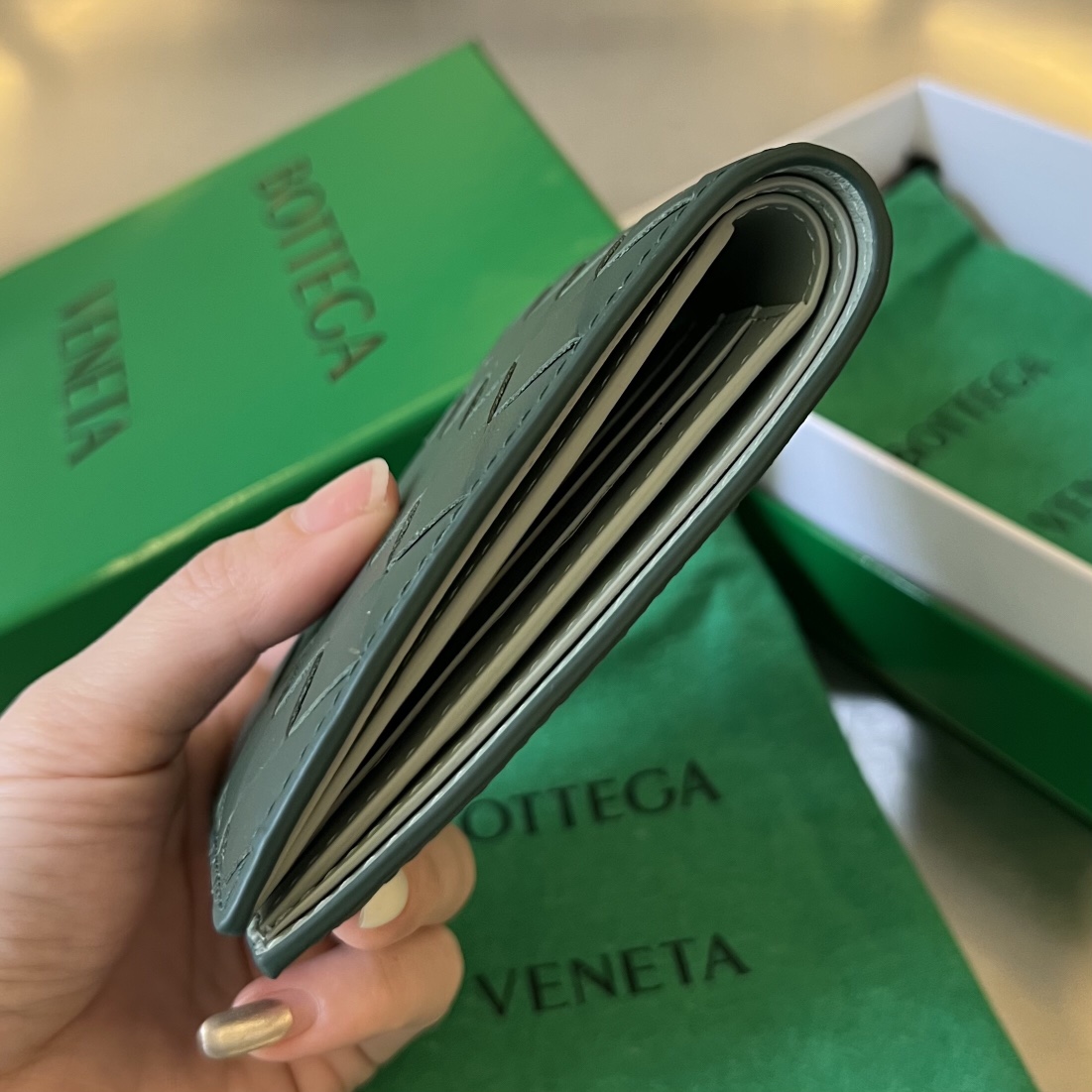 bo*te*ga Ve*ne*ta intrecciato bi-fold wallet