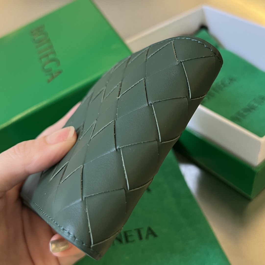 bo*te*ga Ve*ne*ta intrecciato bi-fold wallet