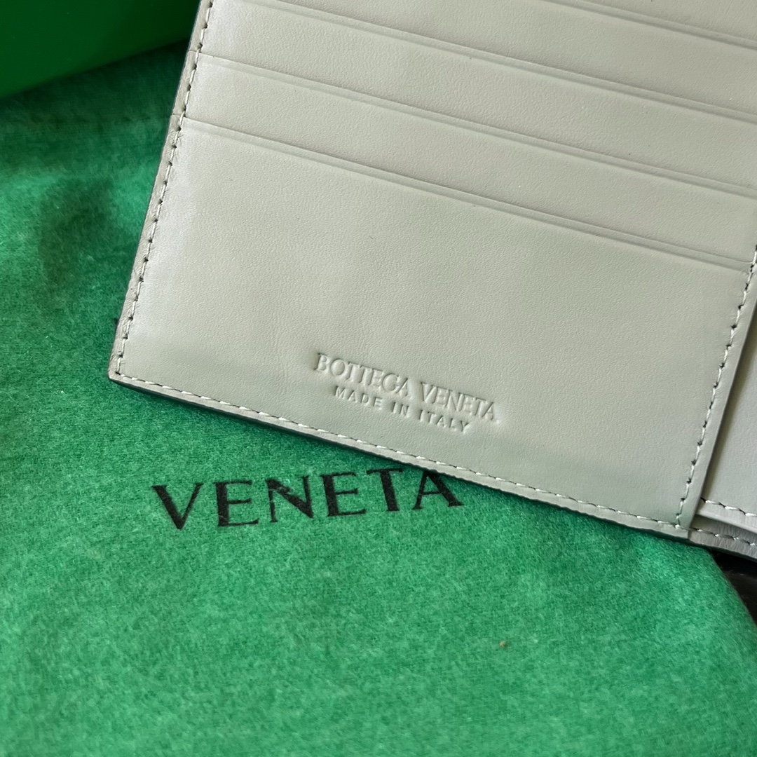 bo*te*ga Ve*ne*ta intrecciato bi-fold wallet