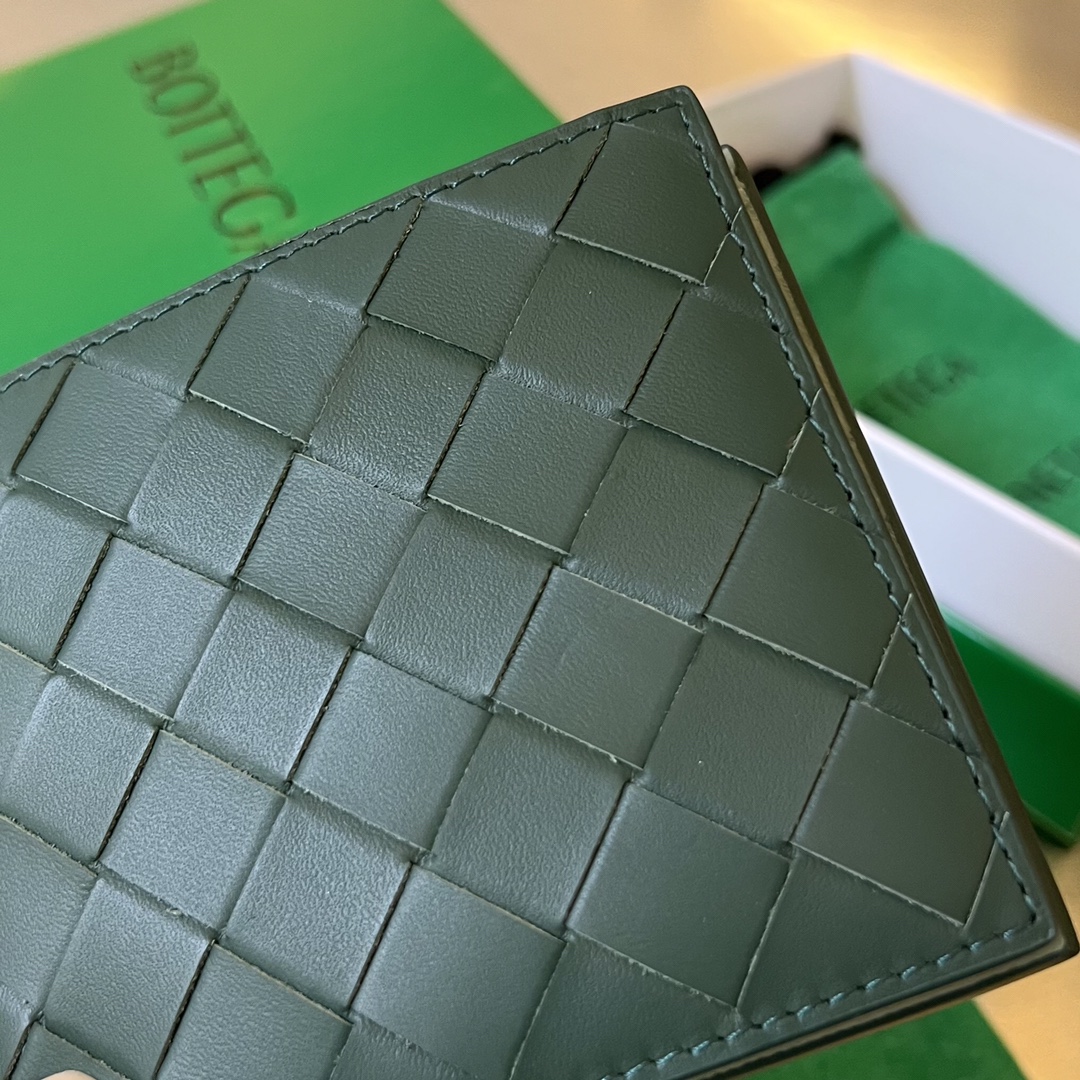 bo*te*ga Ve*ne*ta intrecciato bi-fold wallet