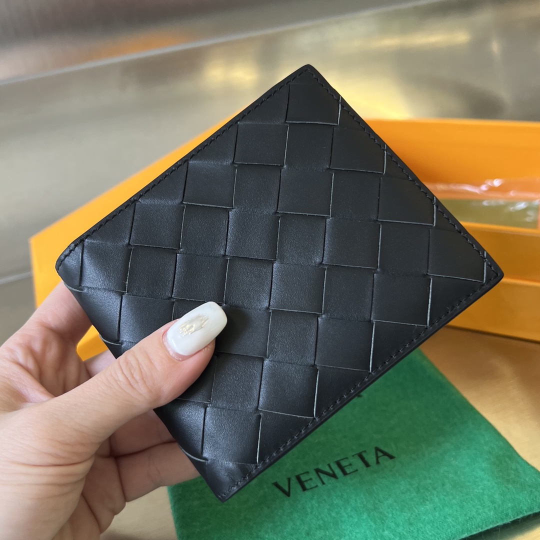 bo*te*ga Ve*ne*ta intrecciato bi-fold wallet