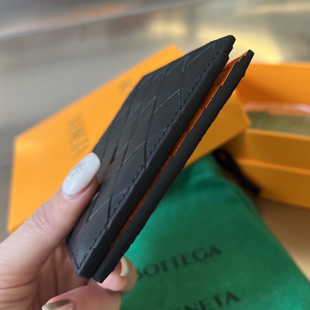 bo*te*ga Ve*ne*ta intrecciato bi-fold wallet
