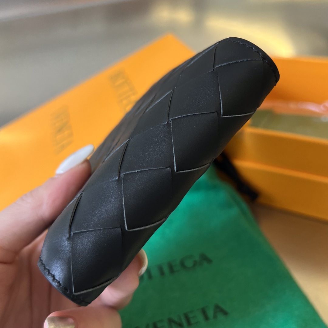 bo*te*ga Ve*ne*ta intrecciato bi-fold wallet
